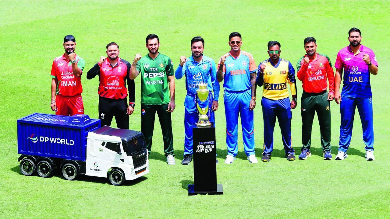 T20 એશિયા કપ 2025ની ઓપનિંગ મૅચ પહેલાં સવારે દુબઈમાં ૮ ટીમના કૅપ્ટન્સનું ટ્રોફી સાથે ફોટોશૂટ અને પ્રેસ-કૉન્ફરન્સ યોજાયાં હતાં.